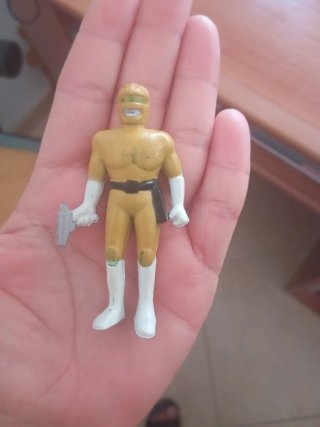 Figura de acción amarilla con pistola