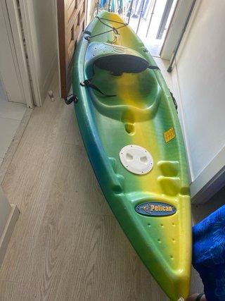 Kayak Pelican verde y amarillo