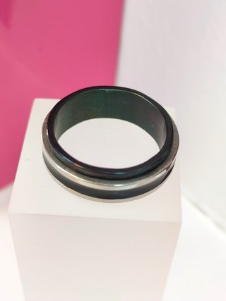 Anillo acero negro con lineas plateadas giratorias T23