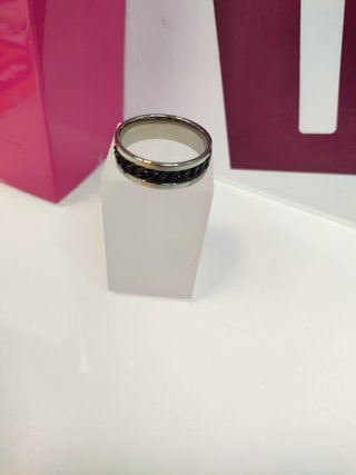 Anillo acero plateado con linea negra gruesa cadena T29