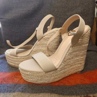 Sandalias cuña beige nuevas