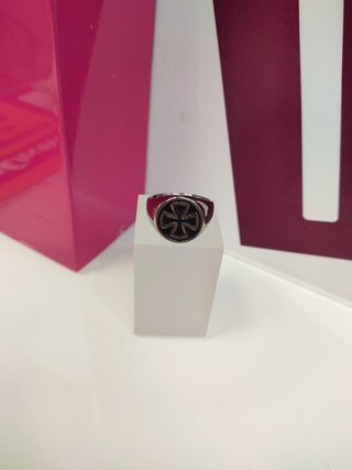 Anillo acero plateado con cruz de hierro T22