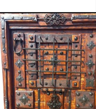 Puerta madera y forja antigua