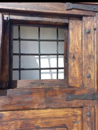 Puerta madera y forja antigua