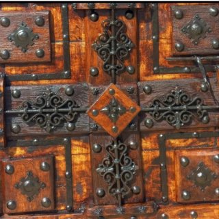 Puerta madera y forja antigua