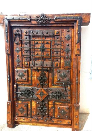 Puerta madera y forja antigua