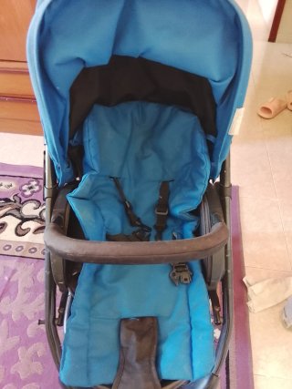Carrito azul con mica para lluvia