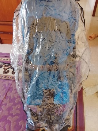 Carrito azul con mica para lluvia