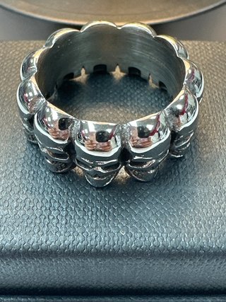 Anillo acero plateado de calavera T25