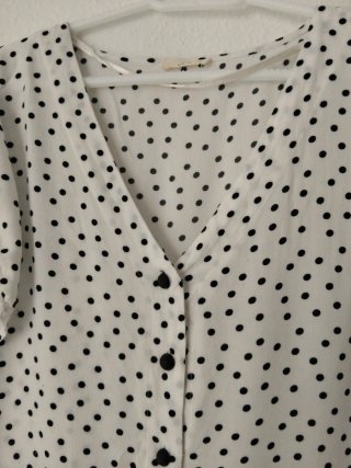 Blusa blanca lunares negros