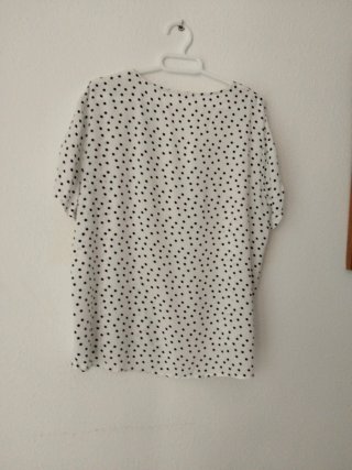 Blusa blanca lunares negros