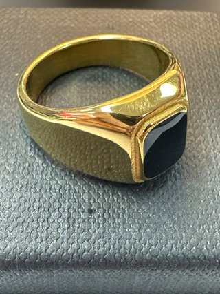 Anillo acero dorado con piedra negra cuadrada T15