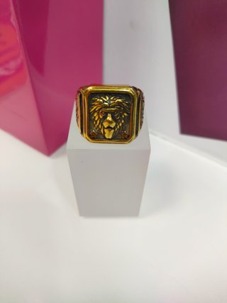 Anillo acero dorado con simbolo de leon T20