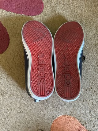 Zapatillas Adidas Negras y Blancas