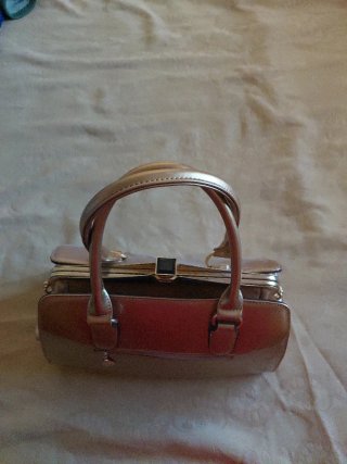 Bolso de mano dorado