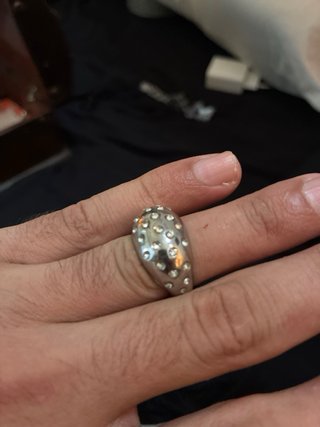Anillo plateado con pedrería