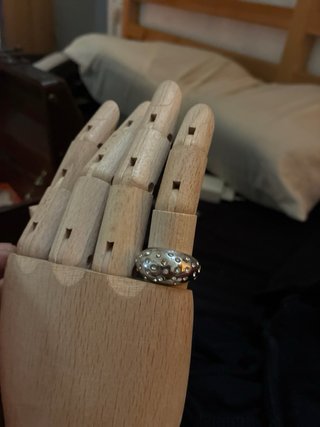 Anillo plateado con pedrería
