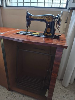 Máquina de coser Singer con mueble en Sevilla