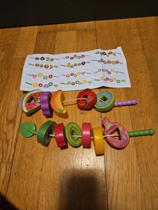Juego de ensartar frutas y seguir series