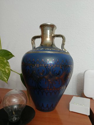 Jarrón azul y dorado con asas
