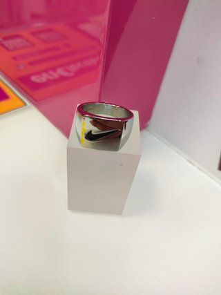 Anillo acero plateado con simbolo de nike T22