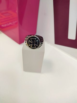 Anillo acero plateado tipo cruz de hierro T26
