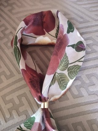 Pañuelo floral con anilla dorada