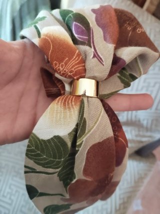 Pañuelo floral con anilla dorada