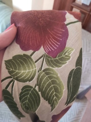 Pañuelo floral con anilla dorada