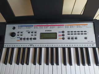 Teclado Yamaha YPT-260 con soporte y pedal