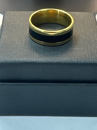 Anillo acero dorado con linea gruesa negra T18