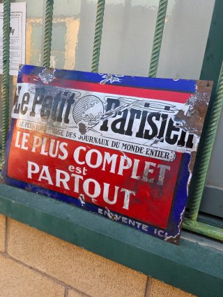 Antigua placa esmaltada Le Petit Parisien
