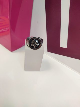 Anillo acero plateado con simbolo de leon T22