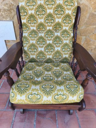 Mecedora de madera con tapicería floral