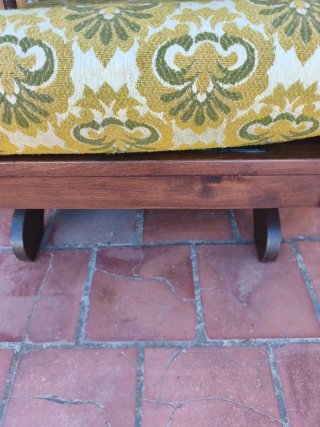 Mecedora de madera con tapicería floral