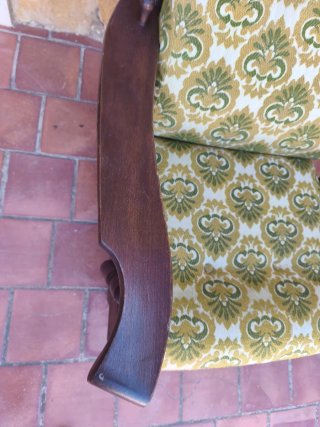 Mecedora de madera con tapicería floral