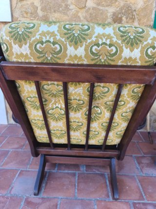 Mecedora de madera con tapicería floral