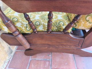 Mecedora de madera con tapicería floral