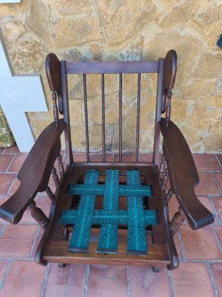 Mecedora de madera con tapicería floral