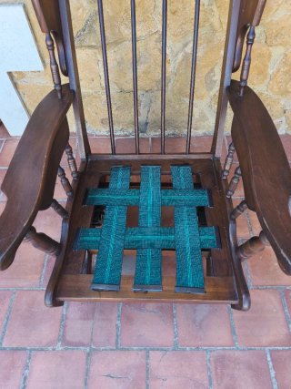 Mecedora de madera con tapicería floral