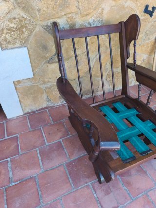Mecedora de madera con tapicería floral