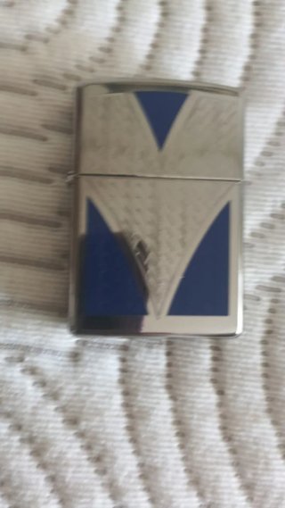 Zippo argentato con design blu_2