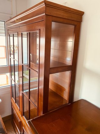 Vitrina Roble Macizo - estantes y puertaComo Nueva