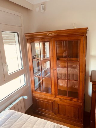 Vitrina Roble Macizo - estantes y puertaComo Nueva