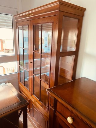 Vitrina Roble Macizo - estantes y puertaComo Nueva