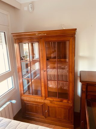 Vitrina Roble Macizo - estantes y puertaComo Nueva