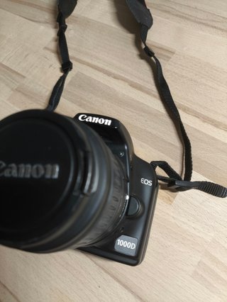 Cámara Canon EOS 1000D + Objetivo + Accesorios