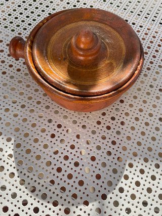 Sopera de barro con tapa