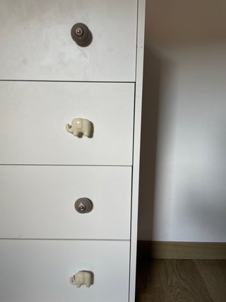 Cajonera blanca con tiradores de elefante