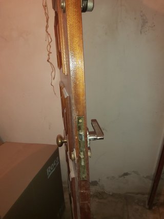 Puerta de entrada de madera maciza